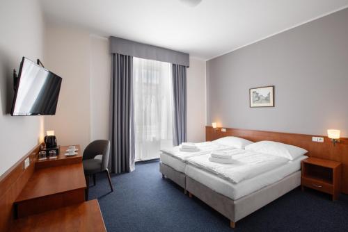 Double or Twin Room image 7