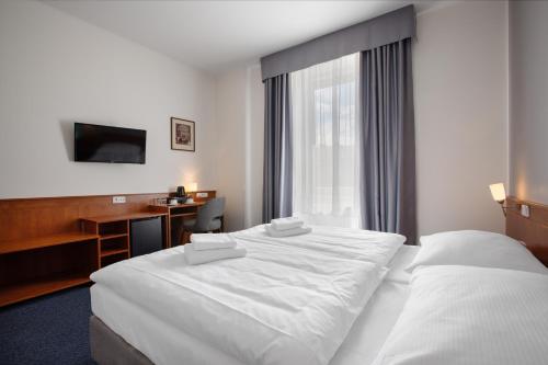 Double or Twin Room image 6