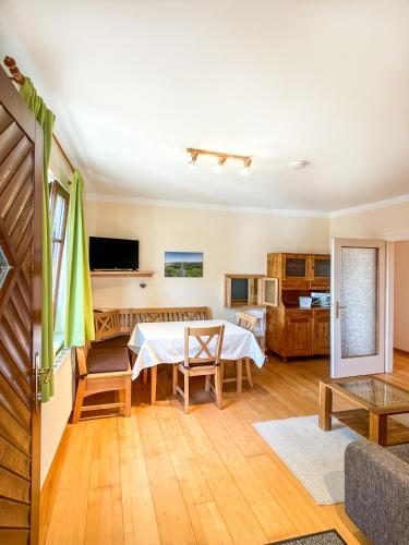 One-Bedroom Apartment 5