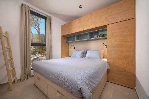Deluxe Two-Bedroom Glamping Home with Terrace and Sea View image 10