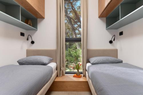 Deluxe Two-Bedroom Glamping Home with Terrace and Sea View image 9