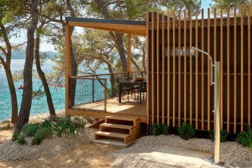 Deluxe Two-Bedroom Glamping Home with Terrace and Sea View image 7