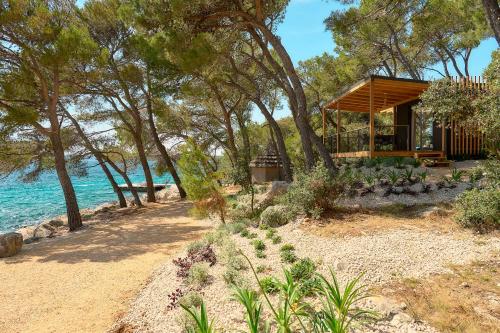 Deluxe Two-Bedroom Glamping Home with Terrace and Sea View image 5