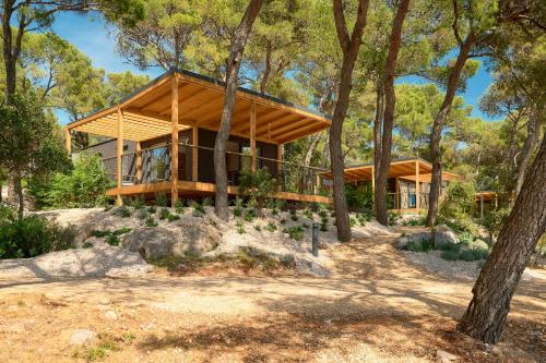 Deluxe Two-Bedroom Glamping Home with Terrace and Sea View image 3