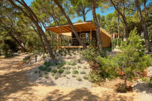 Deluxe Two-Bedroom Glamping Home with Terrace and Sea View image 1