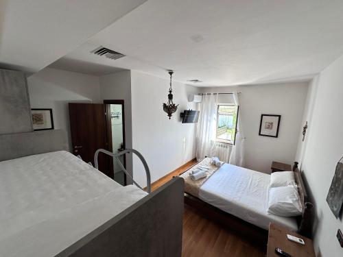 1 queen bed, 1 bunk bed