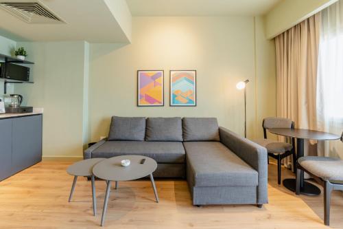 grey l studio apartments Downtown Cairo Ouzonian House near Szent Barbara-templom