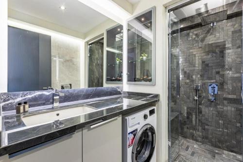 Cozy Bright Wparking 2bd1bath Central Home!#338 - main image