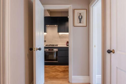 A Regal Abode - Marylebone - by Frankie Says - image 2