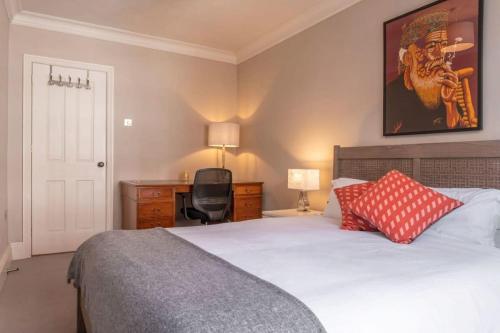 A Regal Abode - Marylebone - by Frankie Says - image 4