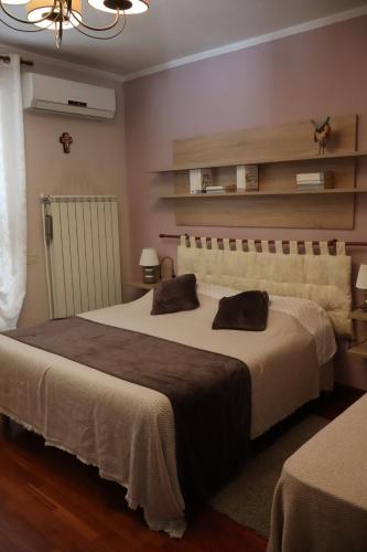 1 queen bed, 1 twin bed