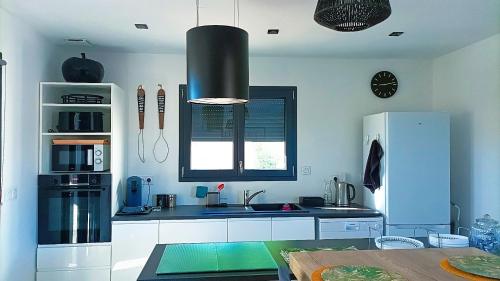 virtuve, Villa Belles étoiles en Cévennes classée 3 étoiles avec piscine privée dans le Gard (Villa Belles etoiles en Cevennes classee 3 etoiles avec piscine privee dans le Gard) in Ribaute-les-Tavernes