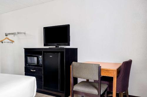 Econo Lodge Billings - image 13
