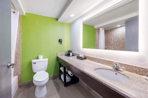Quality Inn - image 11