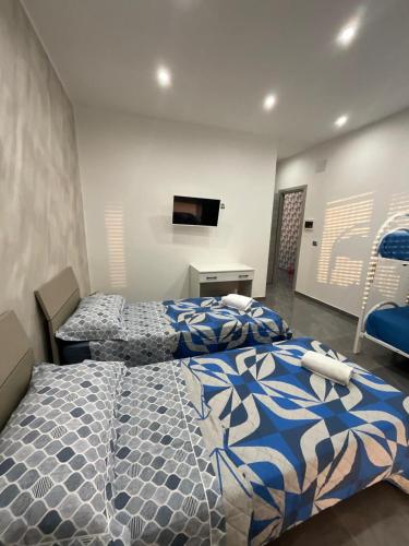 3 twin beds, 1 bunk bed