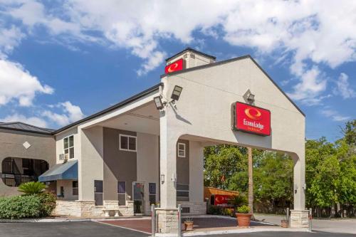 Econo Lodge Inn & Suites Near Lackland AFB - 숙소 외관