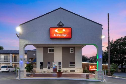 Econo Lodge Inn & Suites Near Lackland AFB - 숙소 외관