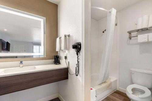 Travelodge by Wyndham San Antonio Lackland A F B - image 2