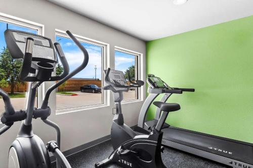 Fitness center, WoodSpring Suites South Houston Hobby in South Houston