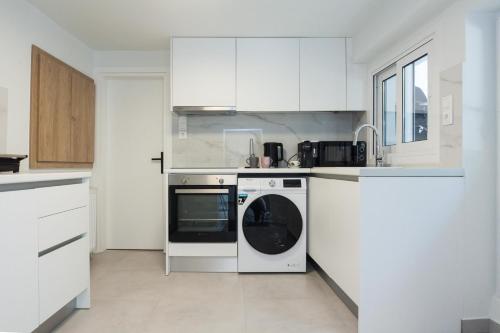 Cozy 1 Bd Basement Apt in Pagrati with Backyard - image 2
