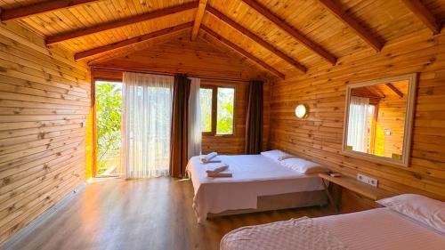 1 double bed, 2 twin beds