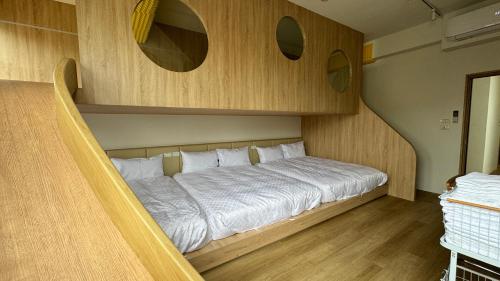 九號和和-星空劇院-日式滑梯-親子戲水-電動麻將-停車方便-半露天烤肉-包棟依所選人數開放房間