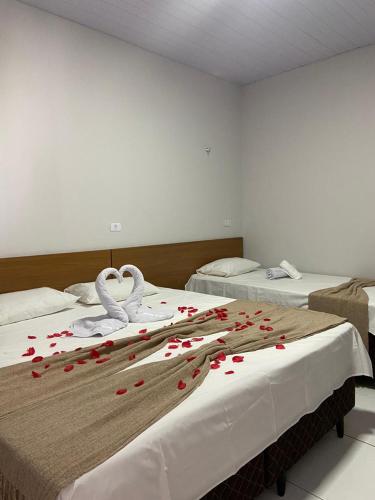 3 twin beds