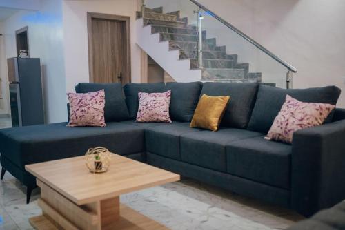 Serviced 3Bed Duplex in Oba Akinyele Street, off Rotimi Williams, Bodija, Ibadán