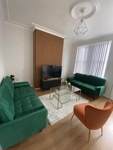 3-Bed House Near M1 & Meadowhall with Free Parking