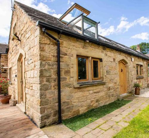 Four bed barn conversion Junction 37 38 M1 in ברנסלי