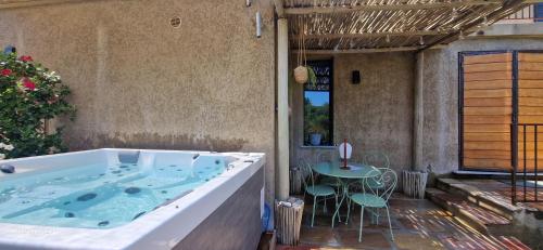 A Pasturella, Jacuzzi privé & vue montagne (A Pasturella, Jacuzzi prive & vue montagne) in Venzolasca