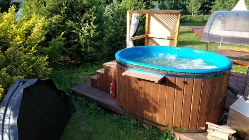 Pezsgőfürdő, Tree House Fluffy Horns - Namiņš Kokos Pūkainie Ragi (Tree House Fluffy Horns - Namins Kokos Pukainie Ragi) in Kesterciems