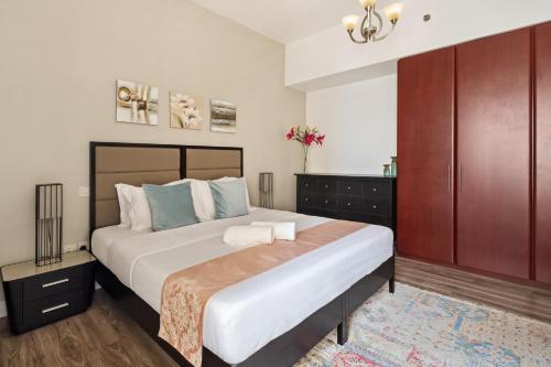 La Buena Vida Holiday Homes - Modern, Luxe & Spacious 4-Bed, Full Kitchen, near to Beach, Tram & Marina, Дубай (фото 6)