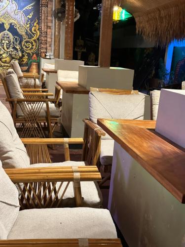 诺亚方舟大麻吧餐厅旅舍 (Noah’s Ark Cannabis Bar Restaurant Hostel) in 拉迈海滩