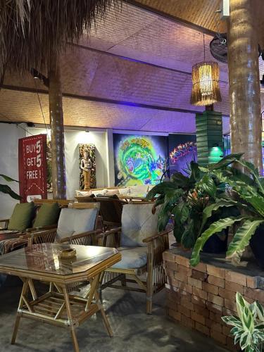 诺亚方舟大麻吧餐厅旅舍 (Noah’s Ark Cannabis Bar Restaurant Hostel) in 拉迈海滩