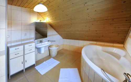 3 bedrooms, 6 beds
