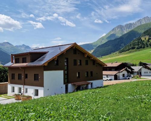 Apartment with Mountain View