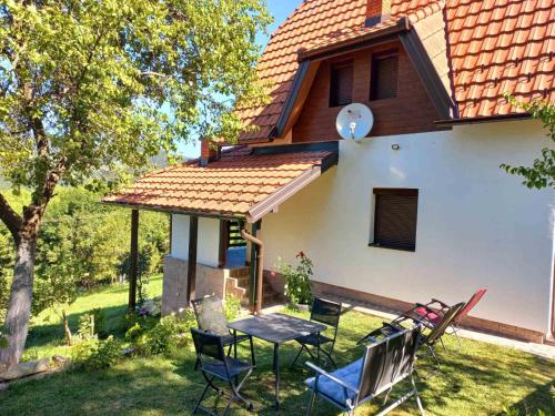 TARA Vila Rajak, Zaovine