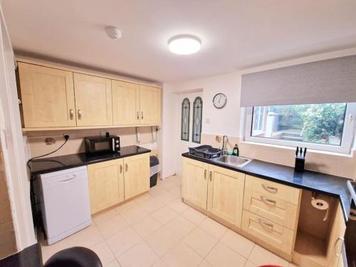 Attractive 4 bedroom entire house in Nottingham in Stapleford