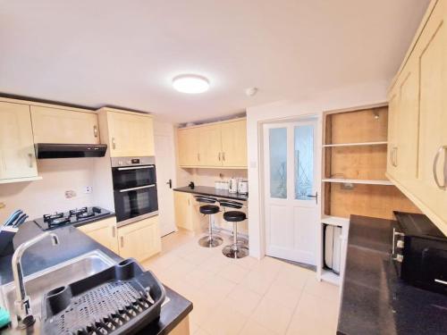 Attractive 4 bedroom entire house in Nottingham in Stapleford