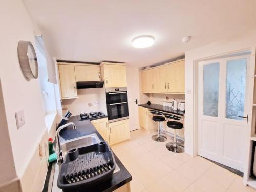 Attractive 4 bedroom entire house in Nottingham in Stapleford
