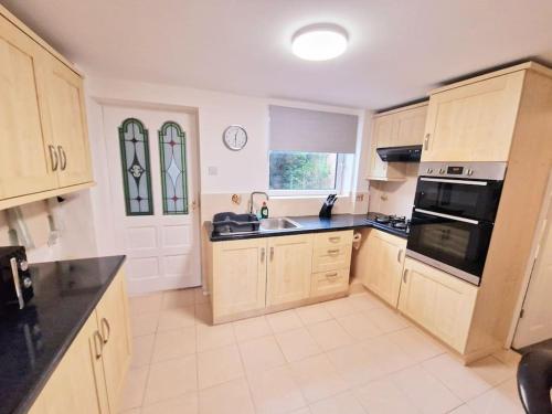 Attractive 4 bedroom entire house in Nottingham in Stapleford
