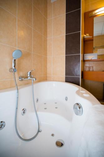 熱水浴缸, 扎克德拉羅瑞聖埃爾布蘭布里特酒店 (Brit Hotel Le Kerann Nantes St Herblain - Zac De La Lorie) in 聖埃爾布蘭