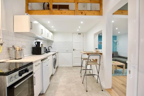 Standard Apartment by Hi5- Hunyadi Square Studio - Tap to explore photos