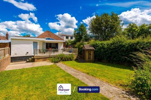 ทัศนียภาพภายนอกโรงแรม, Spacious 4 Bedroom Detached Bungalow by Harperletting with Pool Table and Driveway in Buckley in บัคลีย์บิสเทอร์เวสต์