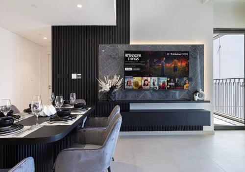 Burj Khalifa View - LUXE 2BR - Dubai Mall Access - image 5