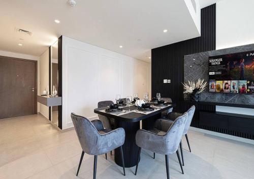 Burj Khalifa View - LUXE 2BR - Dubai Mall Access - image 7