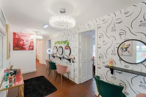 Patriot Bar Hottub-sleeps30 in Abbeyfeale