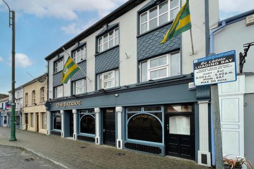 Patriot Bar Hottub-sleeps30 in Abbeyfeale