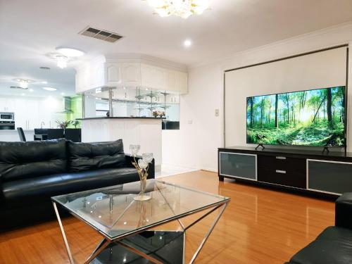 Spacious 5 bedrooms house in Sunshine